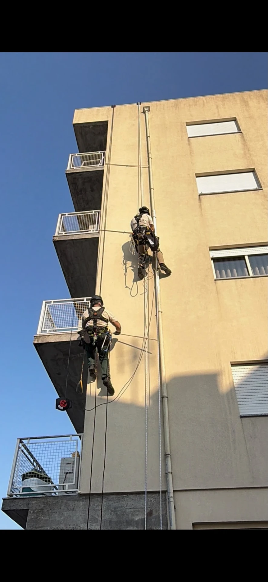 Técnico da RopeX a substituir abraçadeiras de tubo de queda em PVC por acesso por cordas