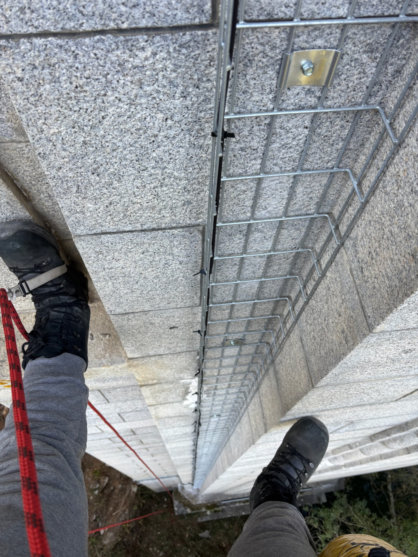Inspeção e manutenção em estrutura elevada