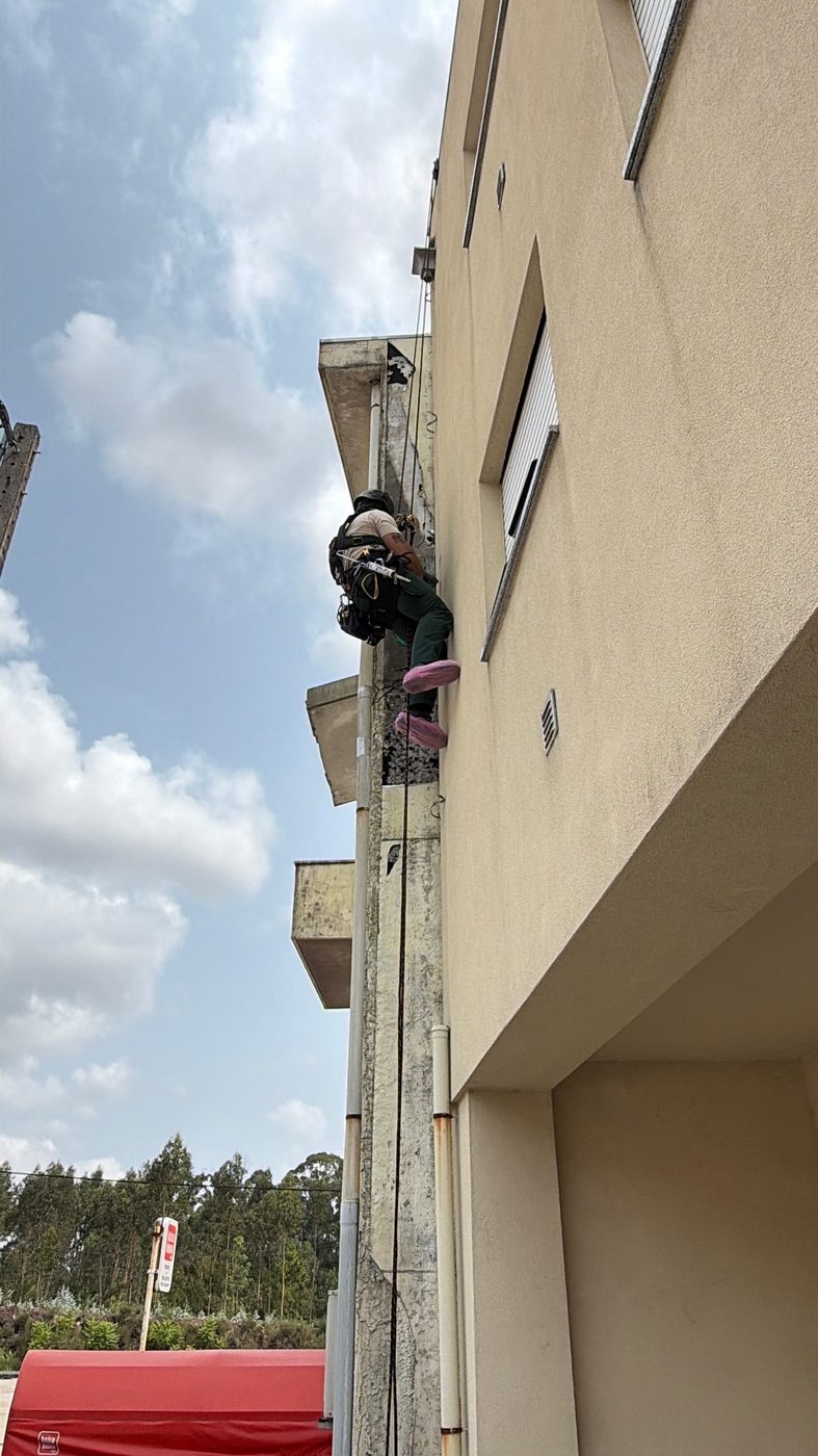 Intervenção no tubo de queda vertical ao longo dos quatro pisos do edifício