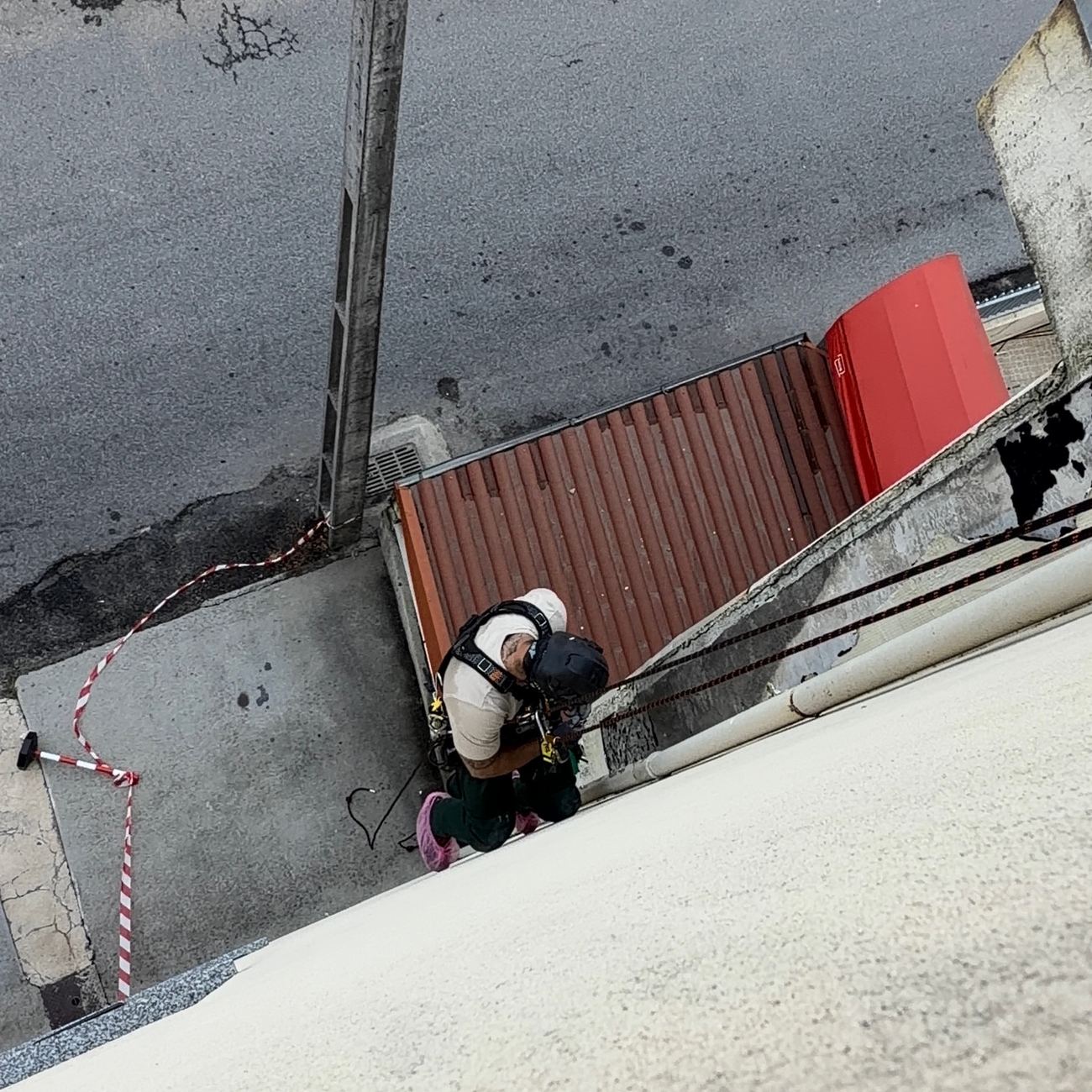 Trabalho em cobertura visto a partir da corda