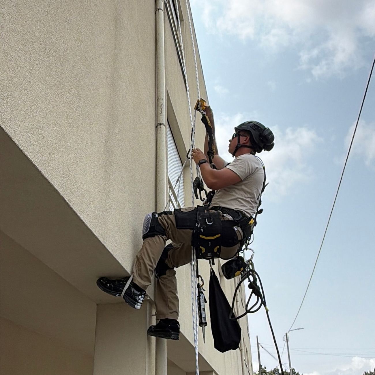 Intervenção em fachada com acesso feito a partir do topo do edifício