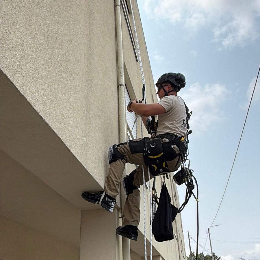 Técnico da RopeX em intervenção na fachada de um edifício