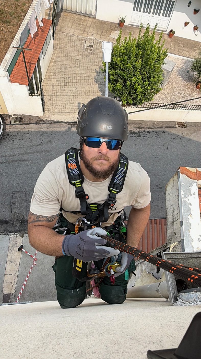 Técnico da RopeX equipado em intervenção sobre a via pública